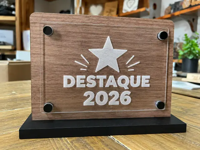 Mockup ilustrativo de troféus em acrílico
