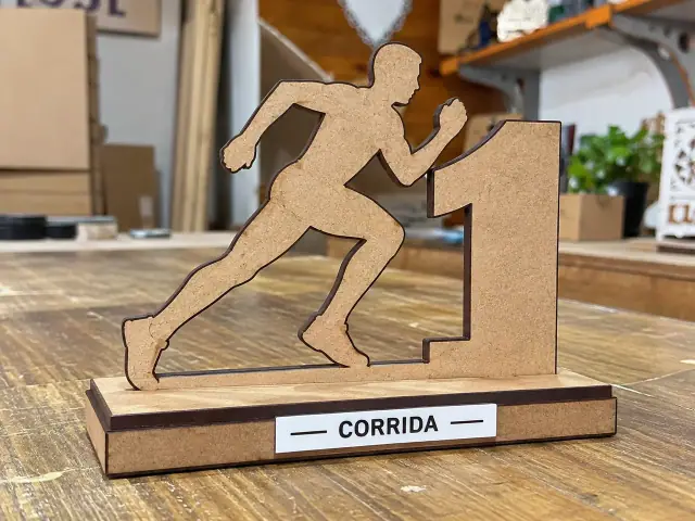 Mockup ilustrativo de troféus em mdf