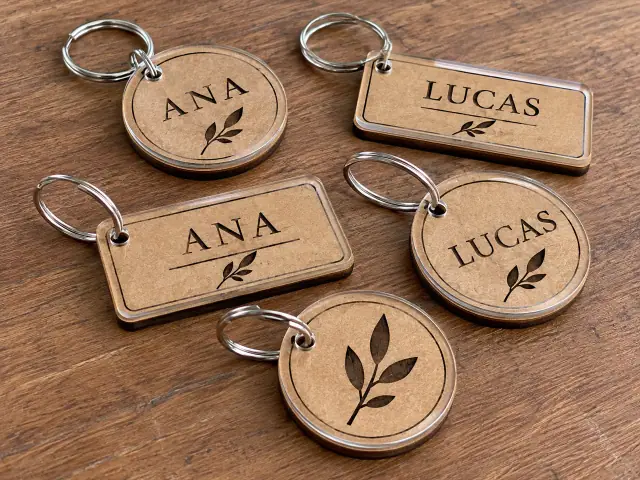 Mockup ilustrativo de chaveiros personalizados