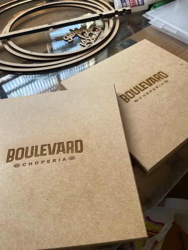Embalagens com a marca Boulevard Choperia gravada na superfície