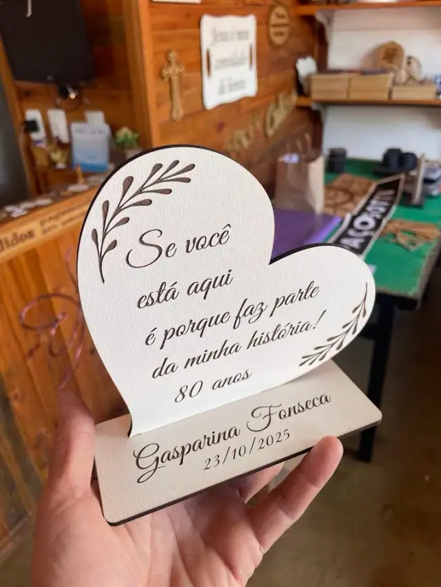 Peça em formato de coração com mensagem de homenagem e nome gravado