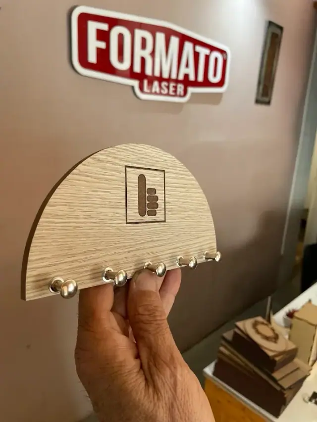 Porta-chaves semicircular com marca gravada e ganchos metálicos