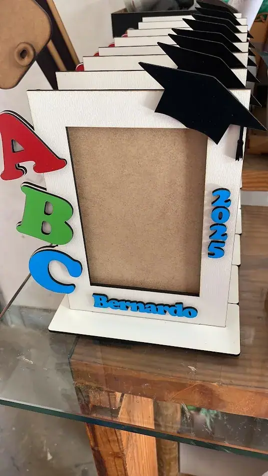 Porta-retrato branco com letras ABC coloridas, capelo e nome personalizado