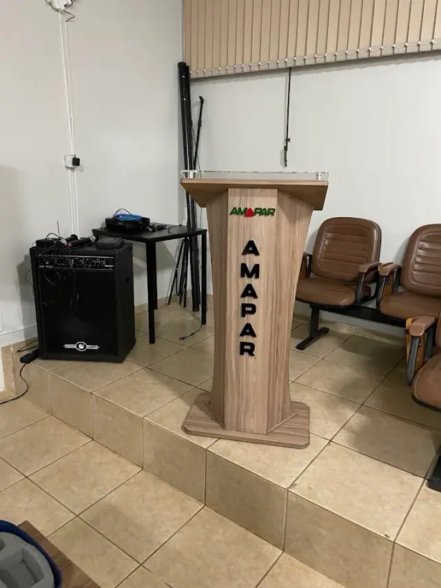 Púlpito de aspecto amadeirado com nome AMAPAR na frente