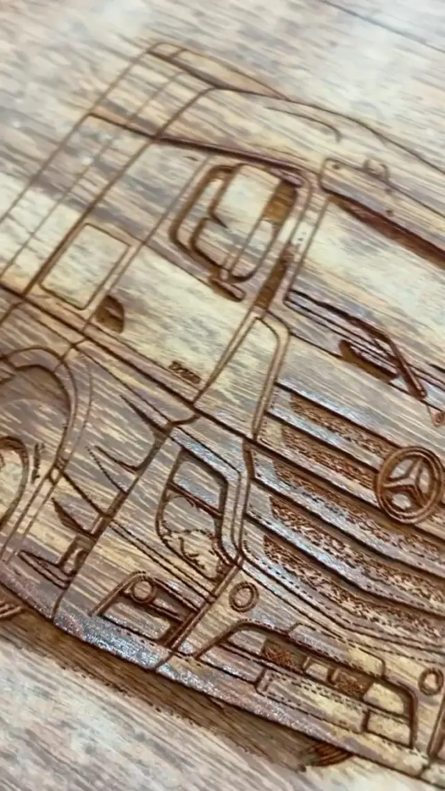 Desenho de caminhão gravado em peça de madeira