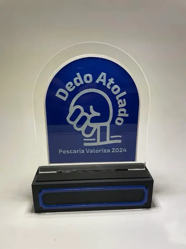 Troféu azul de pescaria com inscrição Dedo Atolado e base preta