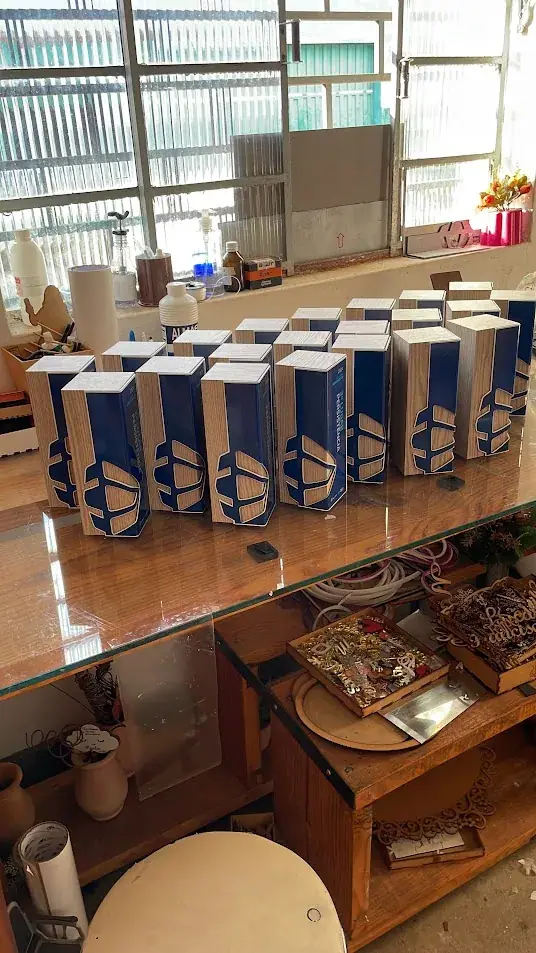Dezenas de troféus verticais azuis organizados sobre uma bancada