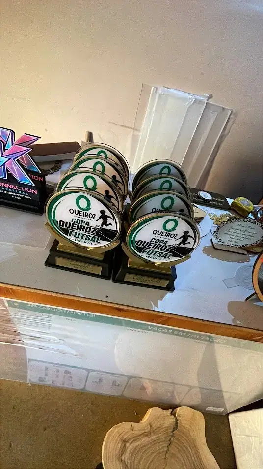 Troféus de futsal com silhuetas de jogadores e medalhões circulares