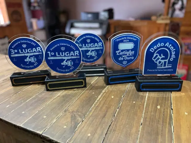 Troféus azuis de pescaria com colocações e categorias especiais